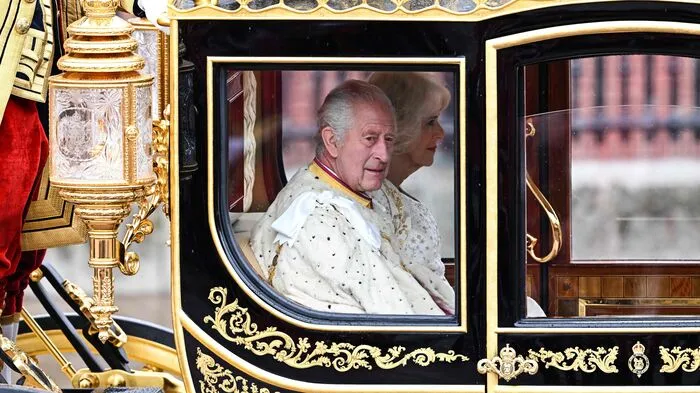 Bei der Prozession, die um 11.20 Uhr (MESZ) am Buckingham-Palast starte, wird das Königspaar in der modernen "Diamond Jubilee State Coach" kutschiert.