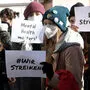 Schüler versammelten sich teilweise und hielten Schilder hoch