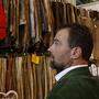Juergen Maurer in einem Münchner Lederhosengeschäft 
