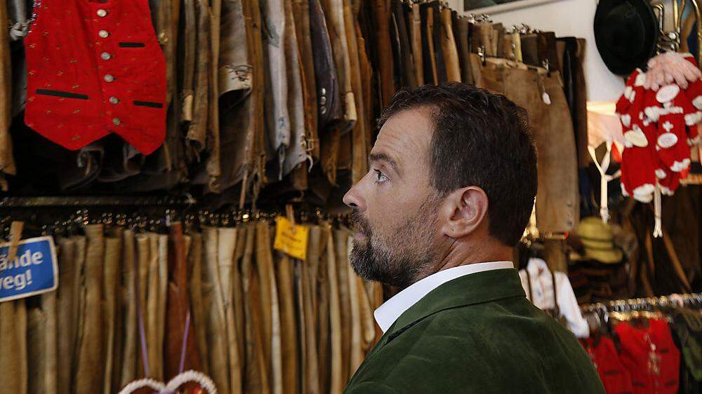 Juergen Maurer in einem Münchner Lederhosengeschäft 
