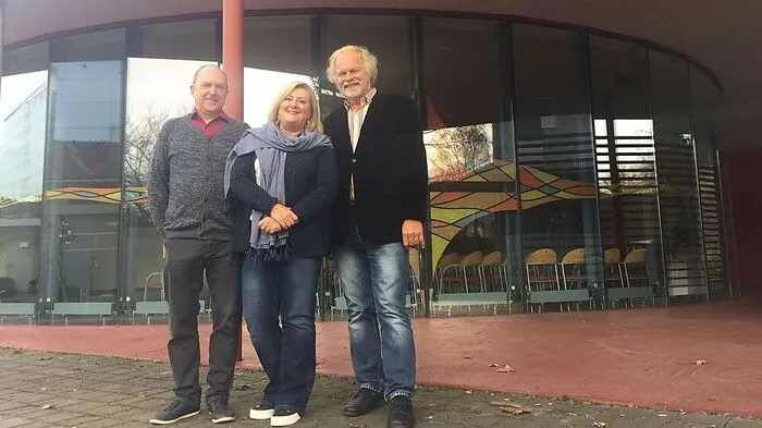 Tadeusz Prokop, Karin Fessl und Jörg Knauer vor der modernen Kirche in der Judenburger Oberweggasse
