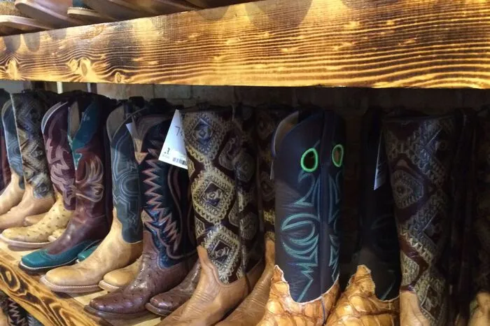 ... noch keine Cowboystiefel besitzt, der hat in Stockyards City die Qual der Wahl. Und ganz ehrlich: Stiefel sind so etwas wie ein Pflichtsouvenir.