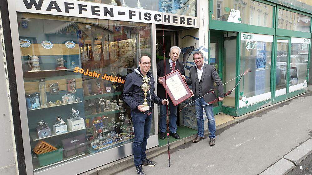 2018 erhielt Ludwig Hofer von Bürgermeister Peter Koch (r.) eine Ehrenurkunde für 50-jährige Tätigkeit in der Brucker Wirtschaft
