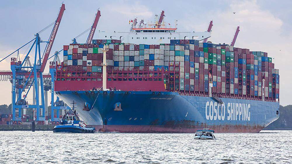Containerschiff Cosco in Hamburg