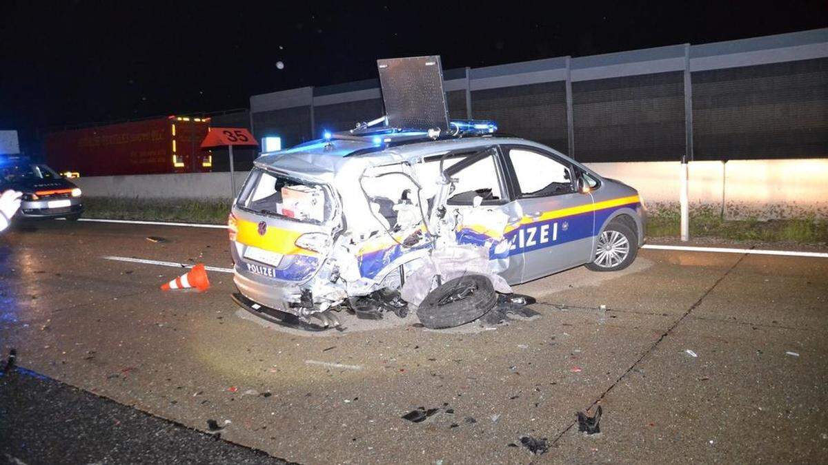 Als die Polizei die Ableitung von der Autobahn absicherte, prallte ein Kleinbuslenker gegen den Streifenwagen