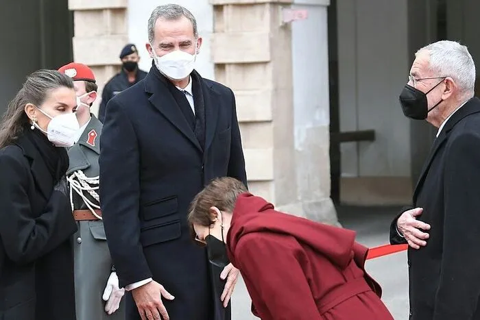 Das Spanische Königspaar Felipe und Letizia mit Bundespräsident Alexander Van der Bellen und Ehefrau Doris Schmidauer beim Empfang mit militärischen Ehren.