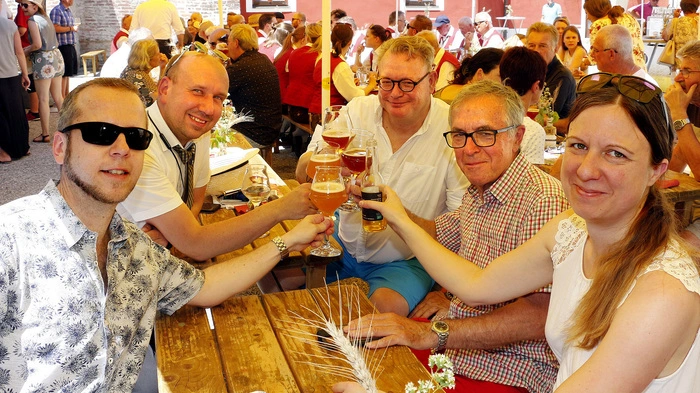 Mit einer Vielzahl an Freunden des gepflegten Bierbrauens...