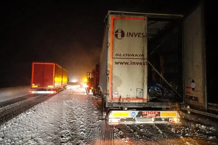 Innerhalb kürzester Zeit waren aufgrund des intensiven Schneefalls die Hauptverkehrsrouten der A2 und B54, sowie sämtliche Nebenstraßen schneeglatt.