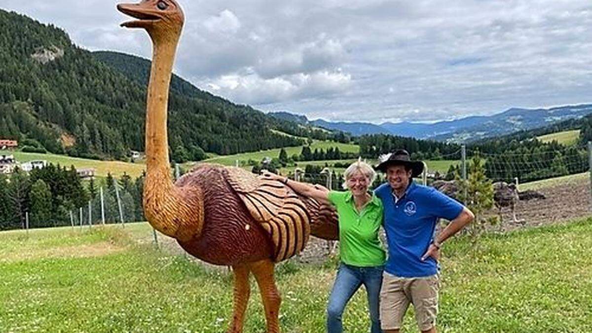 Daniela und Reinhard Wallner vor dem Holzstrauß, den Reinhard zum 50. Geburtstag bekommen hat