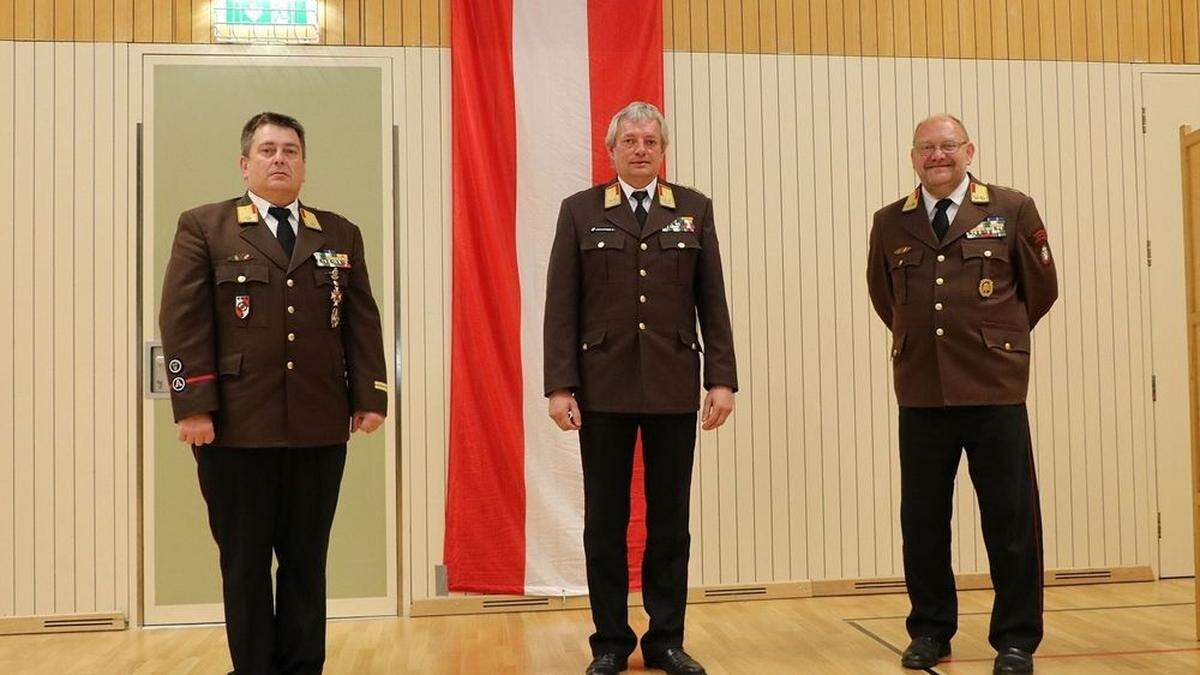 Der neue Bereichsfeuerwehrkommandant Josef Gaich (r.) mit Stellvertreter Karl-Heinz Hörgl (l.) und Landesfeuerwehrkommandant Reinhard Leichtfried 
