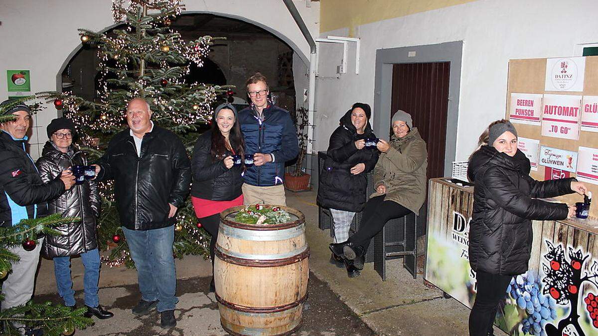 Peter und Christina Bäuchel mit zufriedenen Kunden - zusammen feiern ist im Lockdown zwar nicht möglich, Getränke können aber weiterhin abgeholt werden