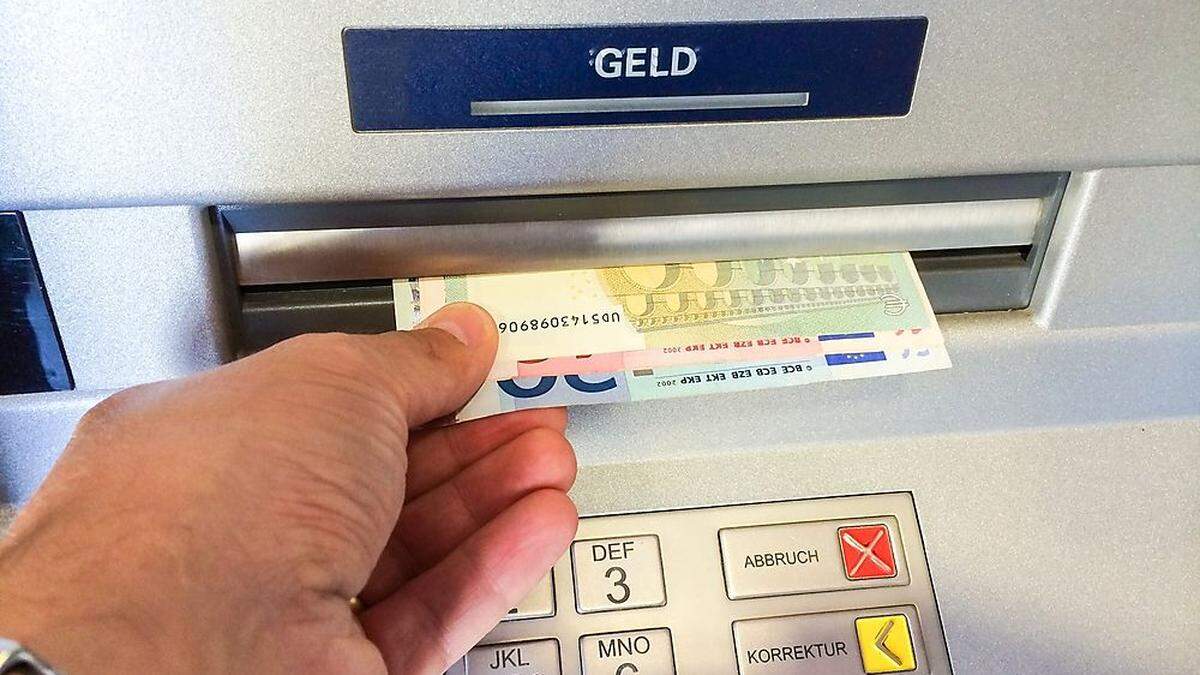 Der Dieb bediente sich beim Bankomat mit der gestohlenen Karte (Symbolfoto)