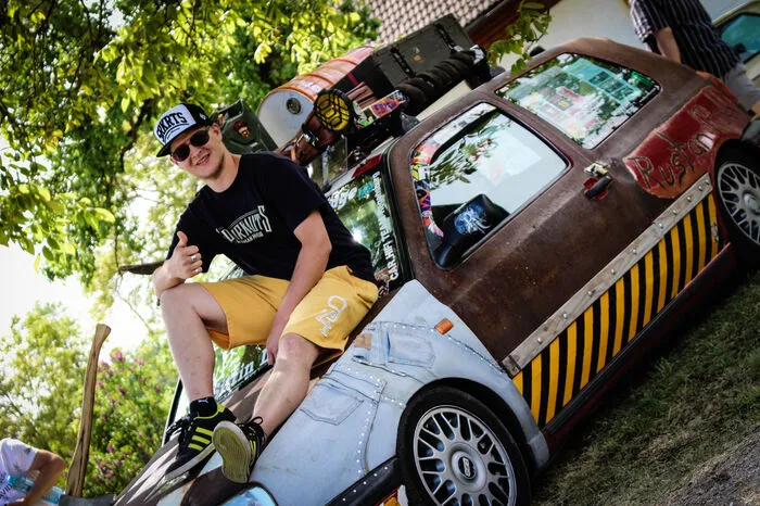 Daniel Meßner, 22, Schwandorf, Deutschland, Verfahrensmechaniker„Ich habe diesen 3er Golf von meinem Schwager übernommen. Und da ich schon immer eine „Ratte“ wollte, hab ich beschlossen, ihn umzubauen. Was eine „Ratte“ ist? Ein gewollt abgefucktes Auto mit alter Optik, Rost, etc. Den Startschuss gab die Flex, damit kam erst einmal der Lack runter. Knapp zwei Jahre habe ich gebraucht, eigentlich habe ich fast alles selbergemacht. Die Sitze möchte ich noch mit Jeansstoff überziehen, aber dann ist er soweit fertig. Und ich weiß, es ist schwer zu glauben, aber ich habe gerade erst wieder den TÜV mit meinem Auto geschafft.“