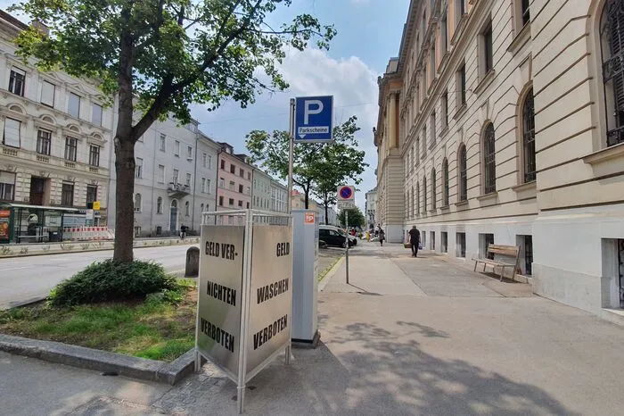 Klicken Sie sich durch eine Auswahl an Verbotsschildern.