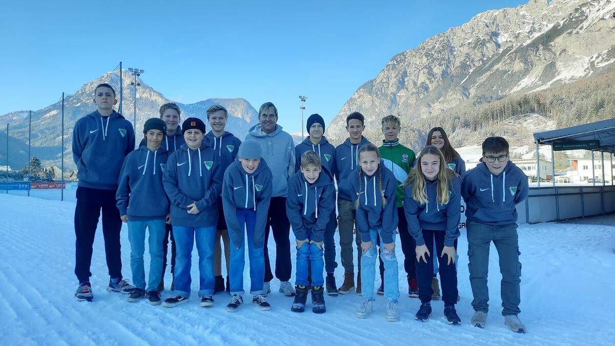 Trainer Mirko Listl mit einem Großteil der U15 in der Kammarena, der Heimstätte des TUS Gröbming