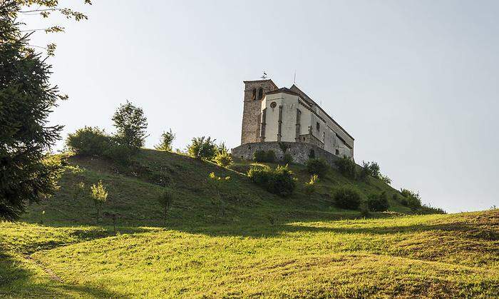 Die Taufkirche San Floriano, über einen Wanderweg zu erreichen, hat ihren Ursprung im 9. Jahrhundert