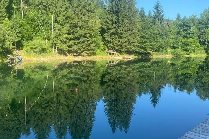 Lädt zum Verweilen ein: die Hirzmannsperre in Edelschrott. Vielen Dank an Karl Angerer für das Foto!