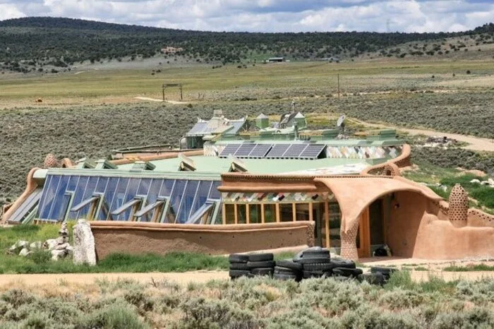 Earthship: Der Name dieser nachhaltigen Häuser kommt davon, dass viele tatsächlich wie Erdschiffe aussehen und teilweise in die Erde eingegraben sind.