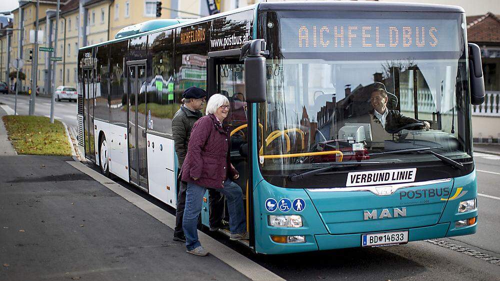 Bus und Fahrgäste (Archivbild) 