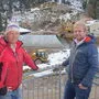 Helfried Stiegler und Philipp Walcher vor der momentanen Baustelle beim WM-Stadion