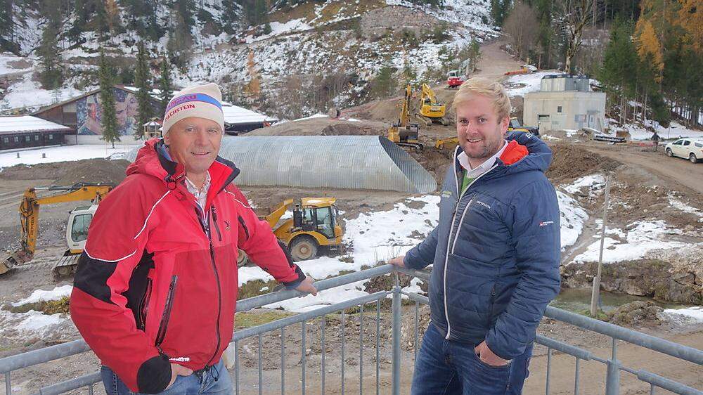 Helfried Stiegler und Philipp Walcher vor der momentanen Baustelle beim WM-Stadion