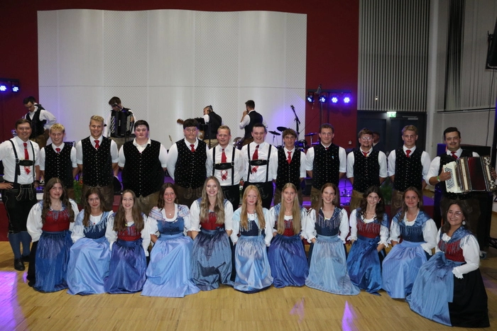 Die LJ Kappel und die LJ Wieting eröffneten den Bezirkslandjugendball mit einigen Volkstänzen.