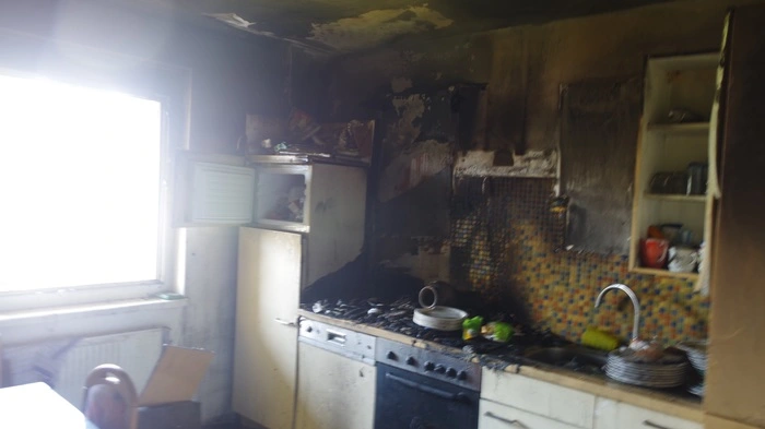 In der Küche eines Mehrparteienhauses brach Feuer aus