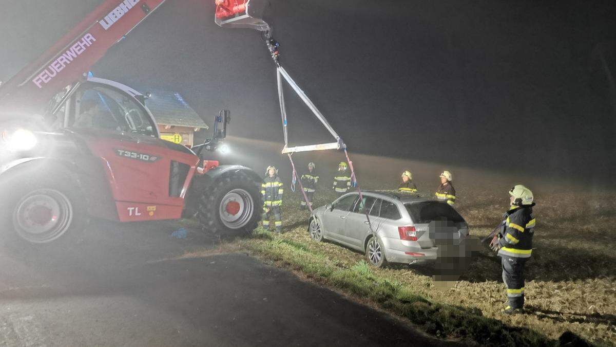 Das Unfallfahrzeug wurde mit dem Teleskoplader der Feuerwehr Hof bei Straden geborgen