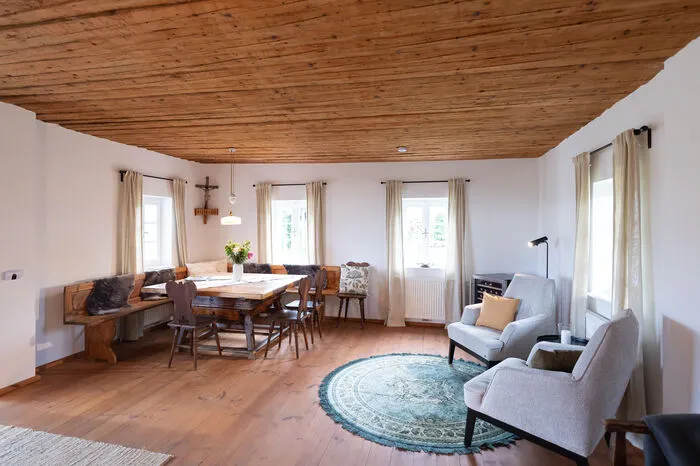 Es gibt aber auch eine gemütliche Stube mit Holzdecke und -dielen.