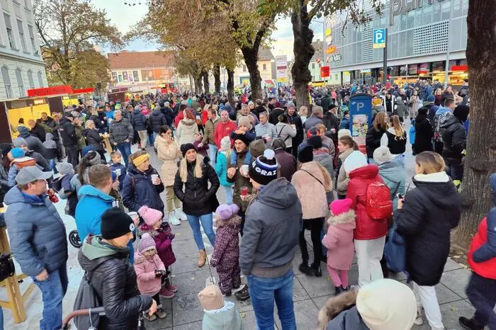 Bereits ab 14 Uhr ging es los, neben heißen Maroni, Bohnensuppe und Glühwein, lockte ein Kasper-Theater die kleinen Gäste.