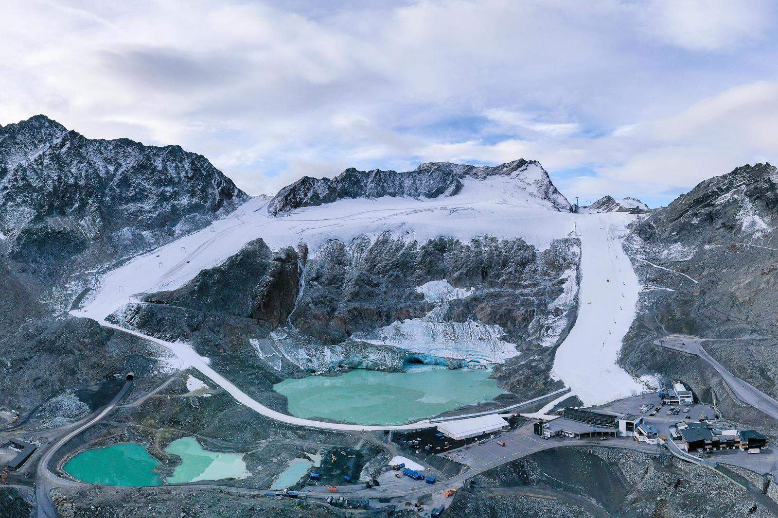Der Gletscher in Sölden ist weiß, die Rennpiste dank „Snowfarming“ auch – aber mehr auch nicht 