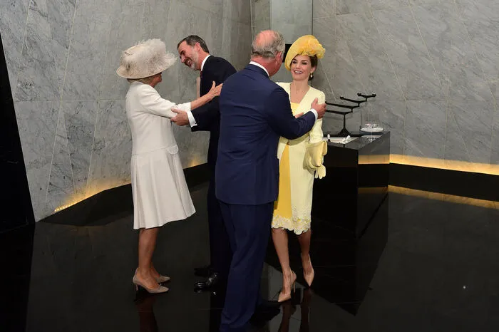 Die Königin begrüßte Felipe VI. zusammen mit ihrem Mann Prinz Philip mit militärischen Ehren auf dem zentralen Exerzierplatz im Londoner Regierungsviertel.