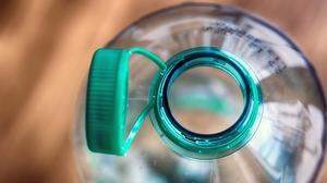 Mikroplastik hat sich den Weg in unsere Nahrungskette gebannt, so auch in Getränken, die in Plastikflaschen abgefüllt sind. 