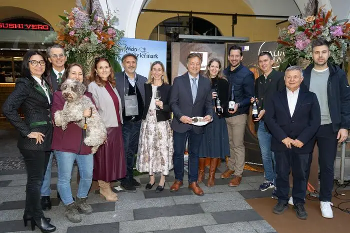Andrea Jöbstl-Prattes (Wein Steiermark), Günter Hirner (GBG), Trüffelsuchende Marion Weissenbrunner mit ihrem Trüffelhund Ophelia, Susanne Haubenhofer (TV Region Graz), Giuseppe Perna (Ivents Kulturagentur), Beatrice Berner (GenussHauptstadt Graz), Stadtrat René Apfelknab, die Trüffelwein-Gewinner-Winzer Teresa Skoff vom Weingut Peter Skoff, Karl-Philipp Repolusk vom Weingut Repolusk und Manfred Frühwirth vom Weinbau Frühwirth, Adino Icardi (SeVinova Alba), Simone Cheinasso (Alba Export)