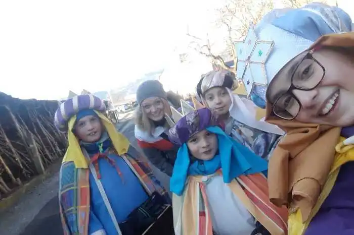 Während einer Verschnaufpause machten diese Sternsinger noch schnell ein „Selfie“ mit ihrer Begleiterin.