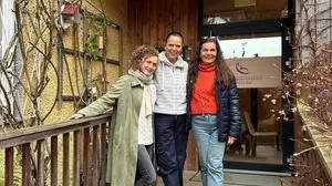 Die Hebammen Lydia Grabher, Kornelia Müller und Karin Mulisch-Prinz vor dem Geburtshaus in Gösting