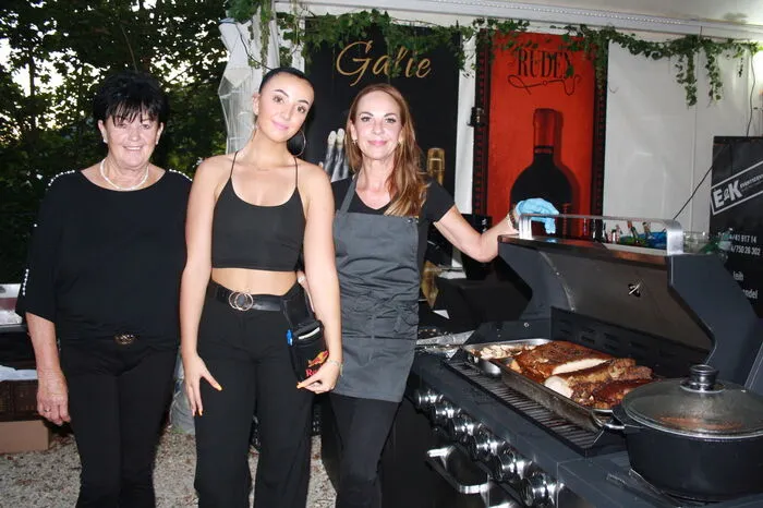 Das Team vom "Plaza" um Chefin Michaela Höberl (rechts) schenkte nicht nur Wein und Prosecco aus, sondern verkaufte auch saftigen Schweinsbraten