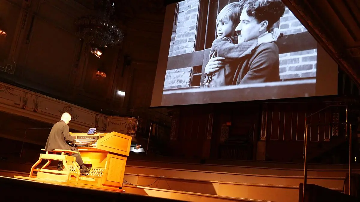 Cameron Carpenter an der Orgel im Stefaniensaal, der zum Kino wurde