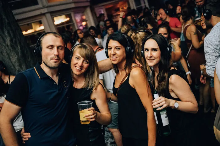 ... den Sound in voller Lautstärke genießen. Das Konzept hat Erfolg, Partygänger haben sichtlich Spaß.