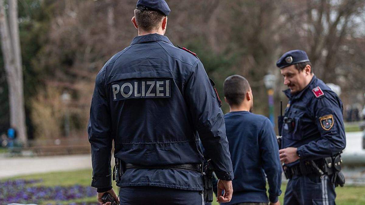 Die Polizei kontrolliert - Symbolfoto