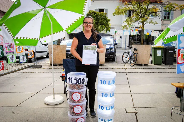Mit 11.500 in Gleisdorf gesammelten Zigarettenstummeln möchte die Grazerin Zita Szögyényi auf die Verschmutzung des Grundwassers durch diese aufmerksam machen. Eine Zigarette verunreinigt rund 40 Liter Grundwasser.