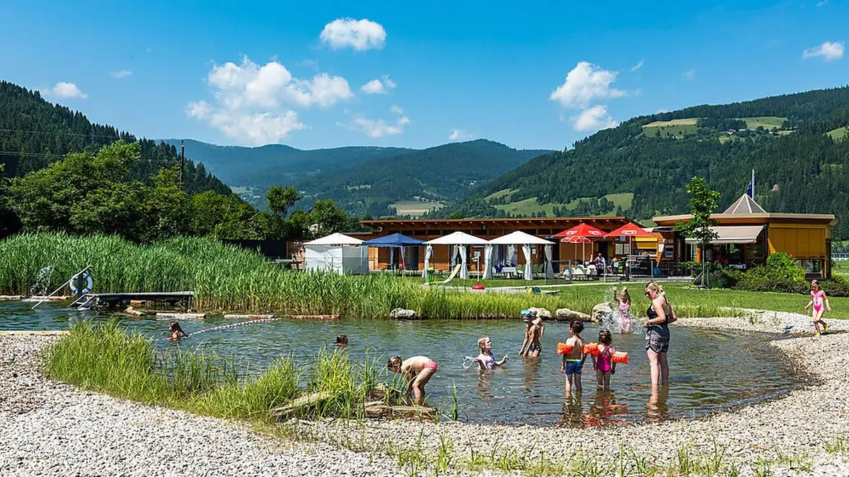 Jung und Alt kommen in der Naturbadeanlage Glödnitz zusammen
