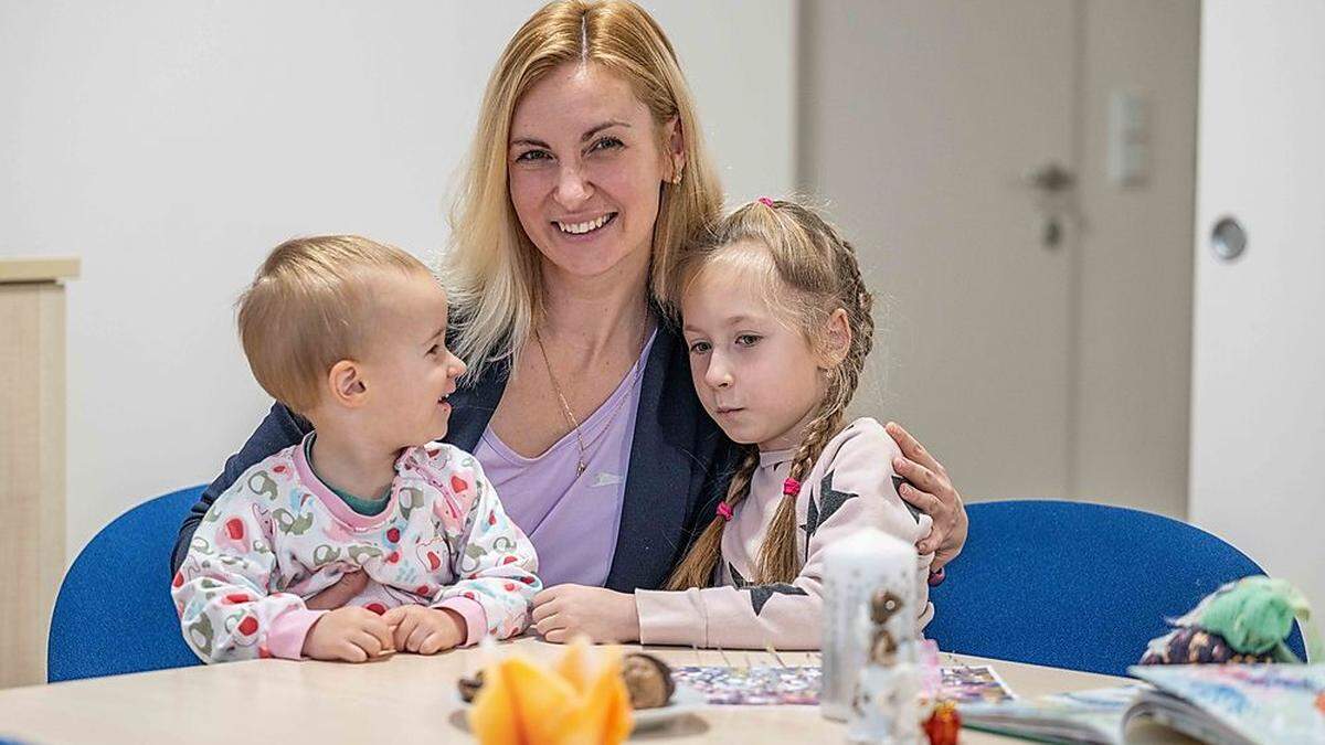 Anastasiia will, dass ihre Töchter Lidiia und Kira ein schönes Weihnachten haben