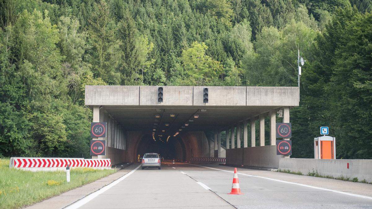 Gleich nach der Einfahrt in den Schartnerkogeltunnel staute es sich. Eine PKW-Lenkerin und ein LKW-Lenker konnten nicht mehr rechtzeitig reagieren