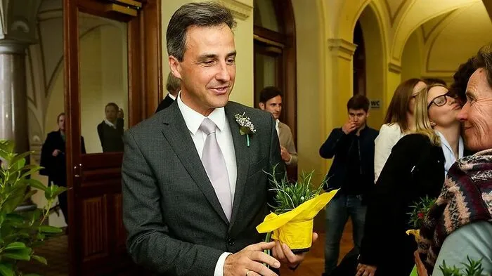 Seit mehr als 14 Jahren ist Siegfried Nagl jetzt Bürgermeister der Stadt Graz. In dieser Zeit haben sich andere schon eine dicke Haut zugelegt, nicht so Nagl: Trotz großem Wahlsieg reagiert er in den ersten Wochen seiner schwarz-blauen Stadtregierung ungewohnt dünnhäutig auf Kritik. (1/4)  