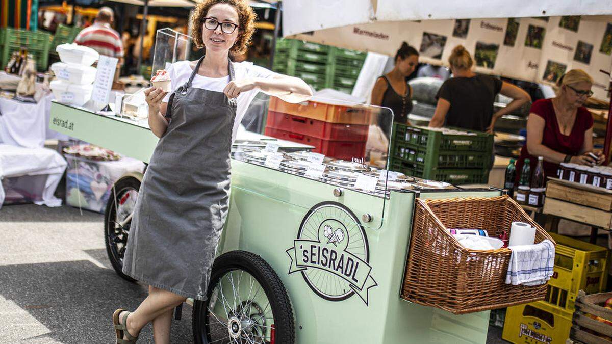 Anna Altenriederer war am Donnerstag mit dem &quot;Eisradl&quot; auf dem Benediktinermarkt