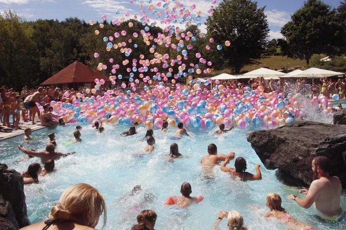 ...tausende Wasserbälle vom Himmel ins Acapulcobecken.