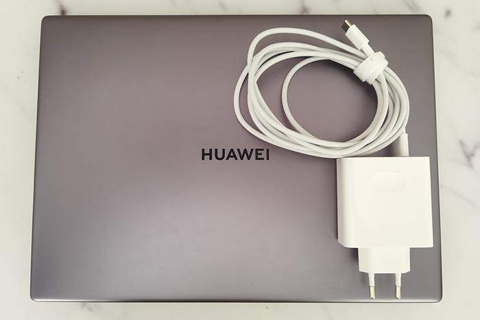 Der Akku des Huawei Matebook X Pro ist ein echtes Kraftpaket, wenn ihm doch einmal der Saft ausgeht, lässt sich das das Notebook mit dem ultraleichten 65-W-Taschenladegerät aufladen. Das Huawei MateBook X Pro kommt mit einer 30-Minuten-Ladung ganze sechs Stunden aus.