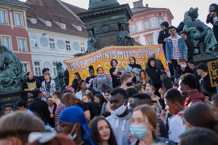Laut Beobachtern versammelten sich bis zu 1000 Menschen in der Grazer Innenstadt...