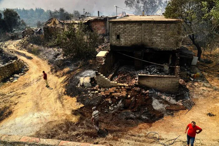 Es gebe 183 Verletzte. Unter anderem in den Regionen Mersin, Alanya und Mugla gab es weitere Feuer.